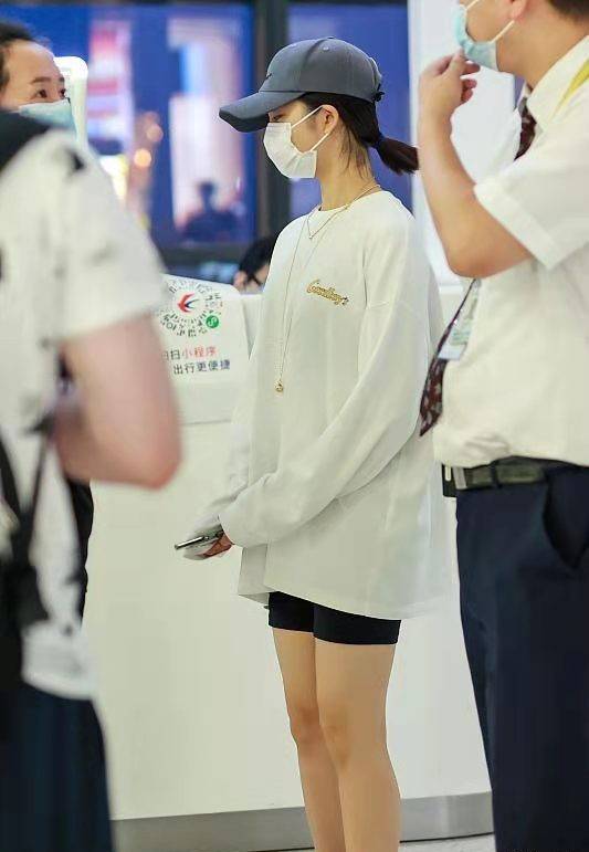 气质 黄磊15岁大女儿独自走机场，穿男友风卫衣显文艺范，黑眼圈好明显
