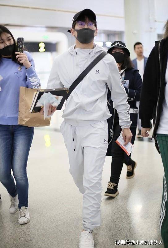 体态 彭昱畅瘦身堪比“整容”,虽生图有点“油”,但穿衬衫太有少年感