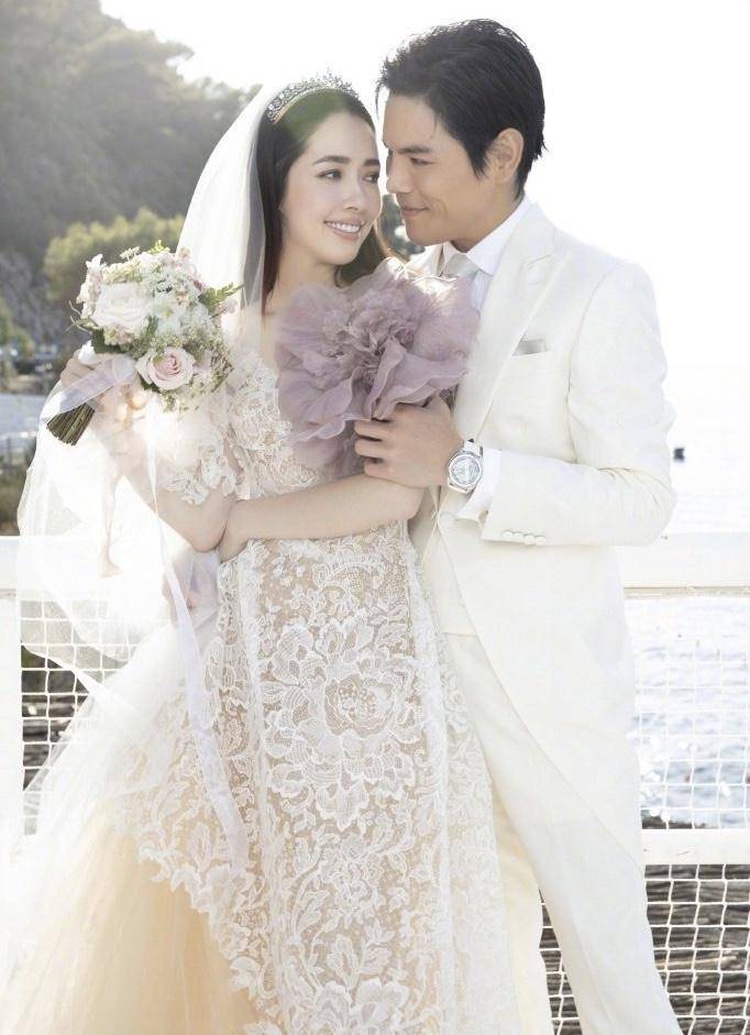 向太 向佐夫妇大婚鲁豫手挽向太站C位，红衣女疑似郭妈妈，像极郭碧婷