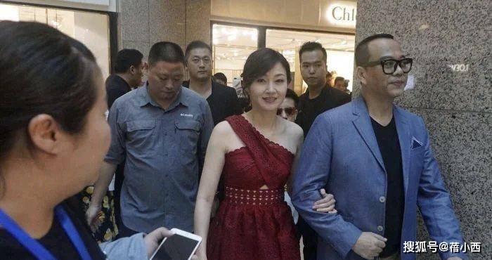 大婶 51岁万绮雯真会打扮，穿红色蕾丝连衣裙太撩人，这气质大婶很少见