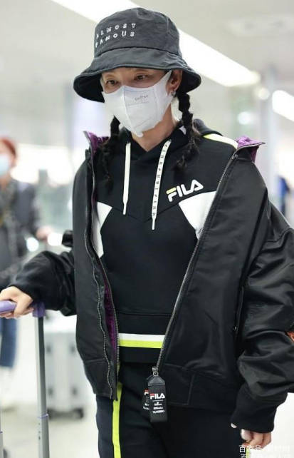 运动鞋 李冰冰明明已经48岁了，上街还打扮得像少女，扎起小辫子好清纯