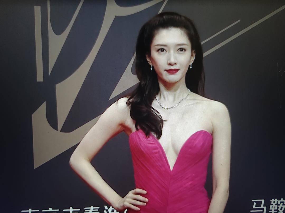 鱼尾 江疏影穿鱼尾裙“身材失控”，名媛气质挡不住，就是发型一言难尽