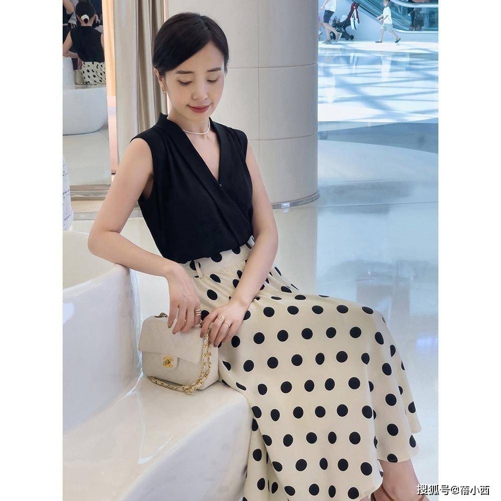 首选 职场女性多备“衬衫”，搭配阔腿裤、九分裤、半身裙，时髦又优雅