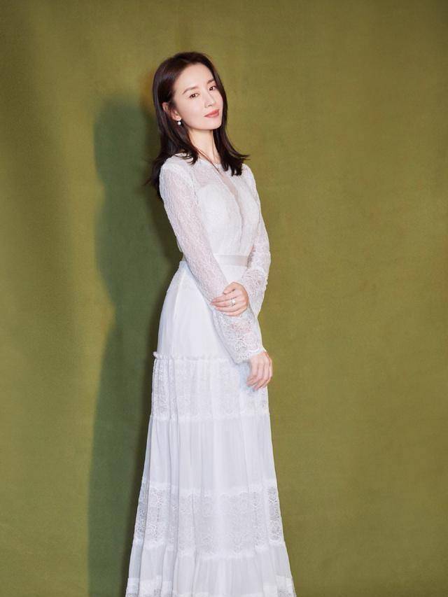 黑色 41岁董洁老得挺真实,化浓妆也没遮住法令纹,中年气息藏不住了