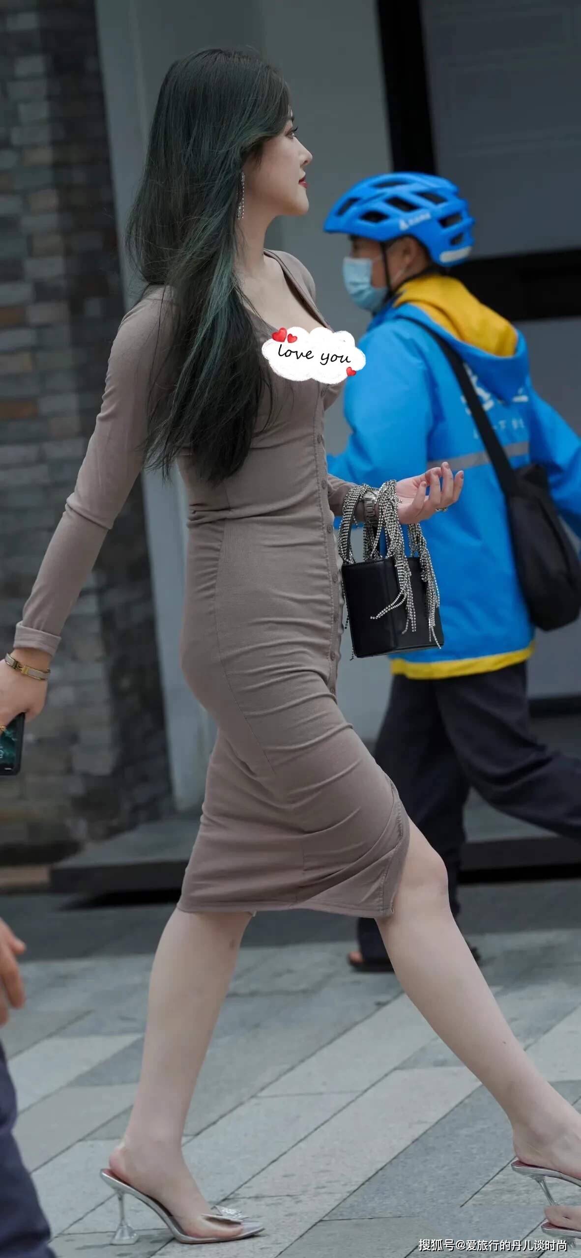 高跟鞋 小姐姐一袭灰色修身连衣裙，搭配粉色高跟鞋，尽显优雅女人味