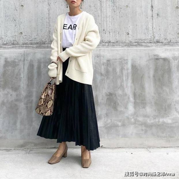 感觉 秋冬季怎么穿更时尚？这件“裙子”搭配时髦又高级，很适合轻熟女