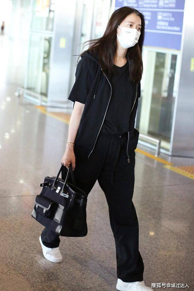 显得 50岁袁咏仪够青春，牛仔夹克+布鞋时髦减龄，身旁的张智霖像学生