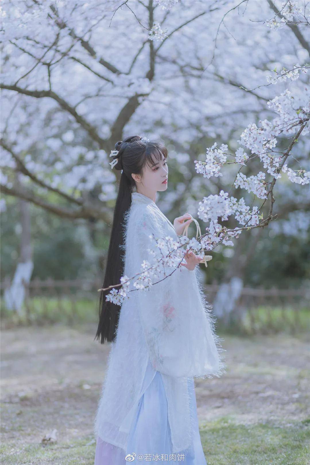 春色 汉服小仙女:春路雨添花,花动一山春色