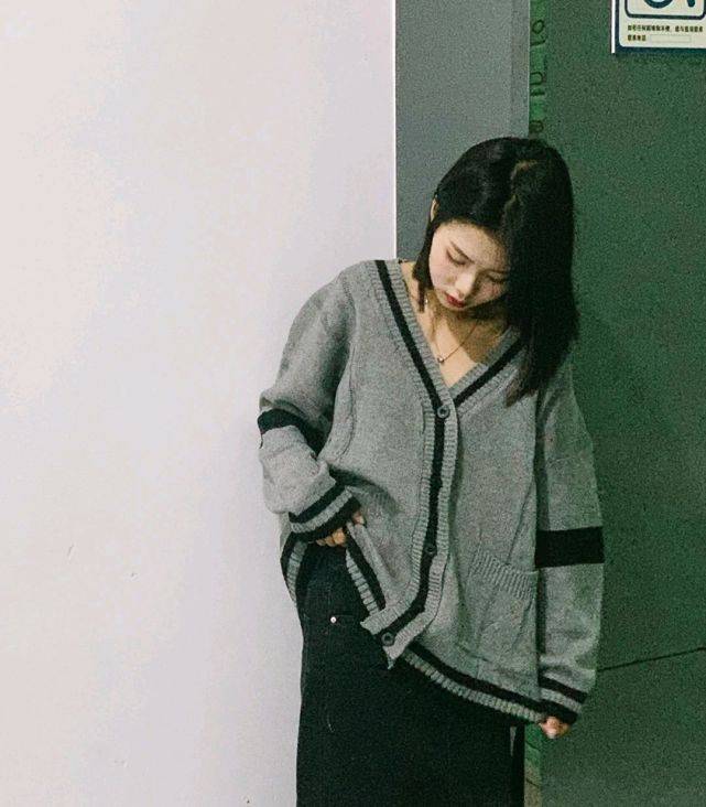 下装 简单的针织开衫胜过多数外套，可以搭配裙装，优雅知性又温柔