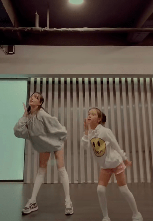 李小璐 李小璐和8岁甜馨跳女团舞，母女俩都扮下衣失踪，细腿像复制粘贴