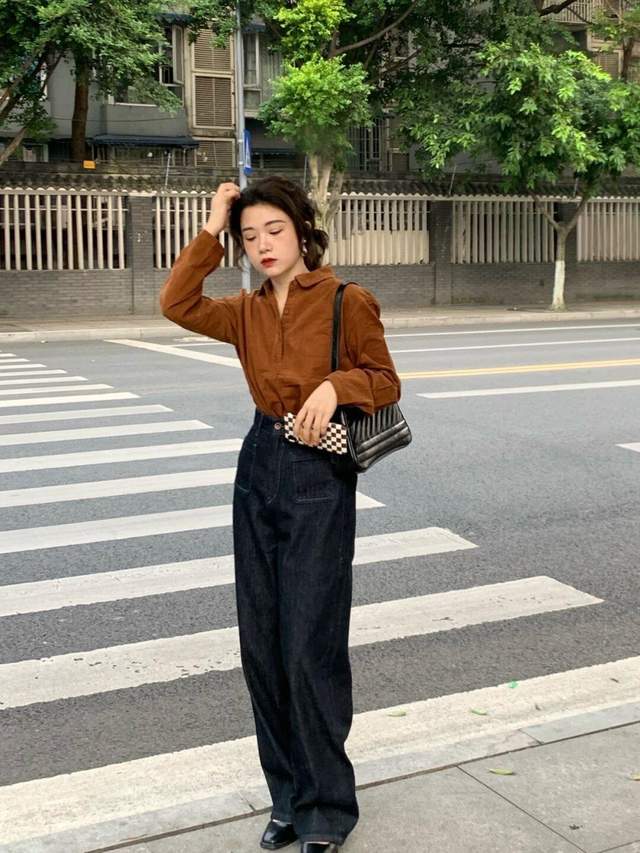 黑色 普通人也适合穿的风格，棕色衬衫+黑色牛仔裤，保暖又时尚