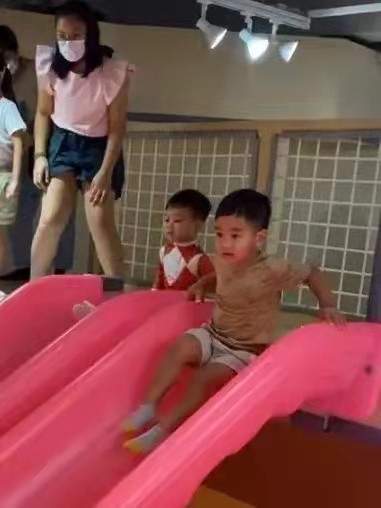 长子 胡杏儿一家为长子庆生，她打扮隆重发际线却堪忧，老公越老越帅气