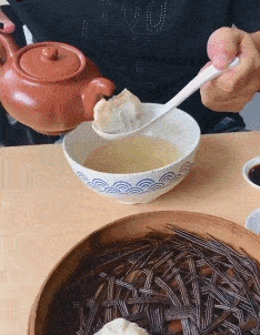 笑話：吃完麻辣燙要走，服務員詫異地問：兩個多小時就吃了一串？ 搞笑整蠱 第2张