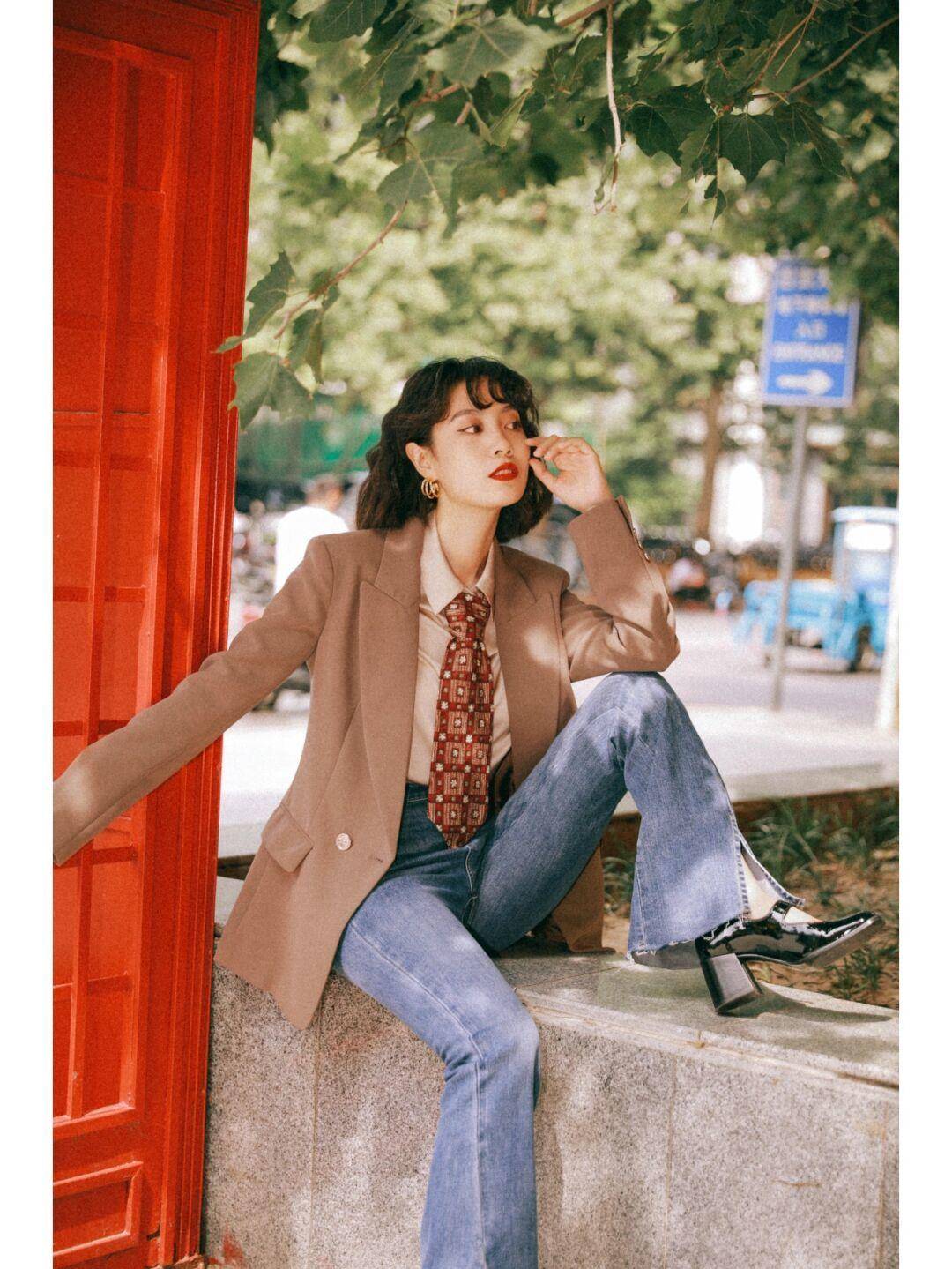 适用性 牛仔裤怎么搭配才时髦？搭配西服和衬衫，让你美出新高度，超漂亮