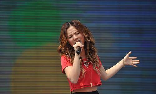 女生 邓紫棋和柳岩站在一起，穿休闲的薄纱服装，就像个小孩一样