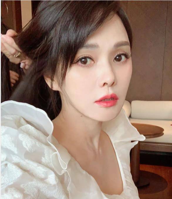 全素颜53岁伊能静状态好？素颜出镜教粉丝护肤，被赞人美声音甜