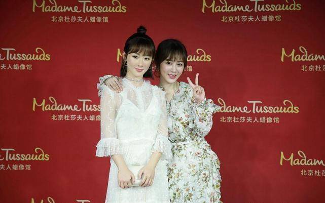 真嫩 杨紫的脸比雕塑灵动多了,穿碎花裙感觉真嫩,笑起来太阳光了