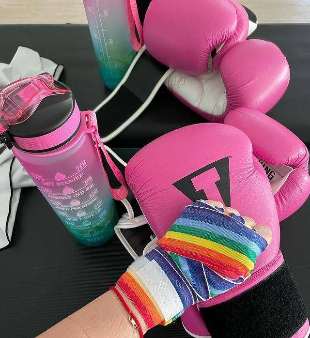 差不多 林心如的气质很高级，本人在家练拳击，和颖儿同穿白裙但气场差不多