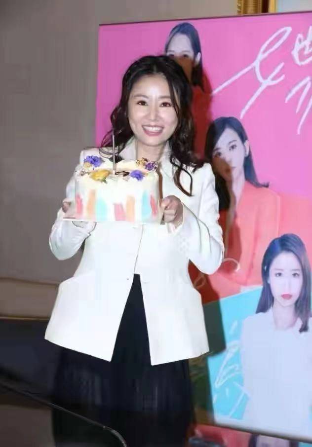 贾静雯 贾静雯庆47岁生日超排面!林心如霍建华到场,T恤穿好几年太寒酸