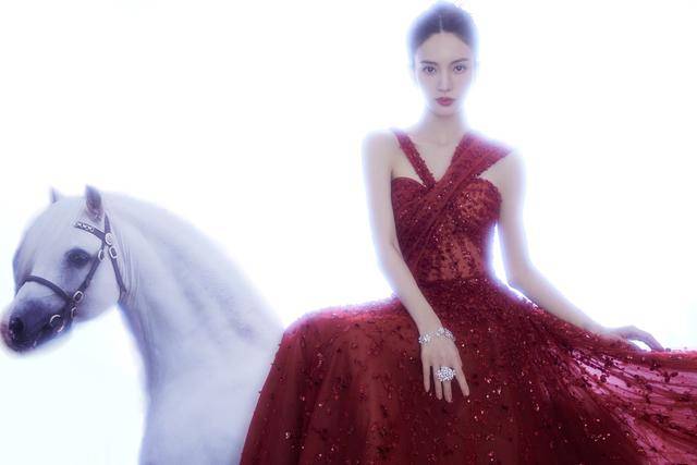 赵丽颖 微博之夜女星造型：赵丽颖穿奢牌，金晨红裙艳压，鞠婧祎腰细瞩目！