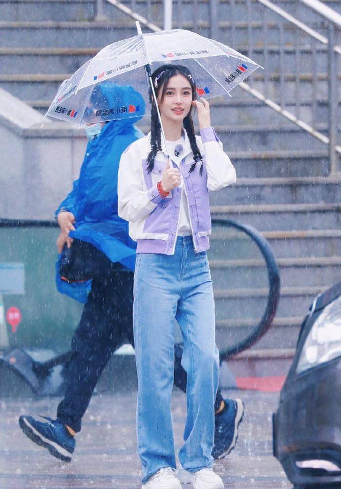 小姑娘 Angelababy撑伞录跑男，32岁扎小脏辫像个小姑娘，晓明哥福气不浅