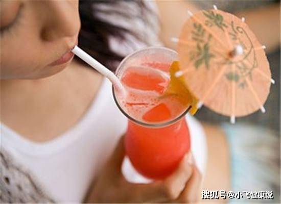 肾脏|肾上为什么会长结石？跟4种食物有关，第二个很多人喜欢喝