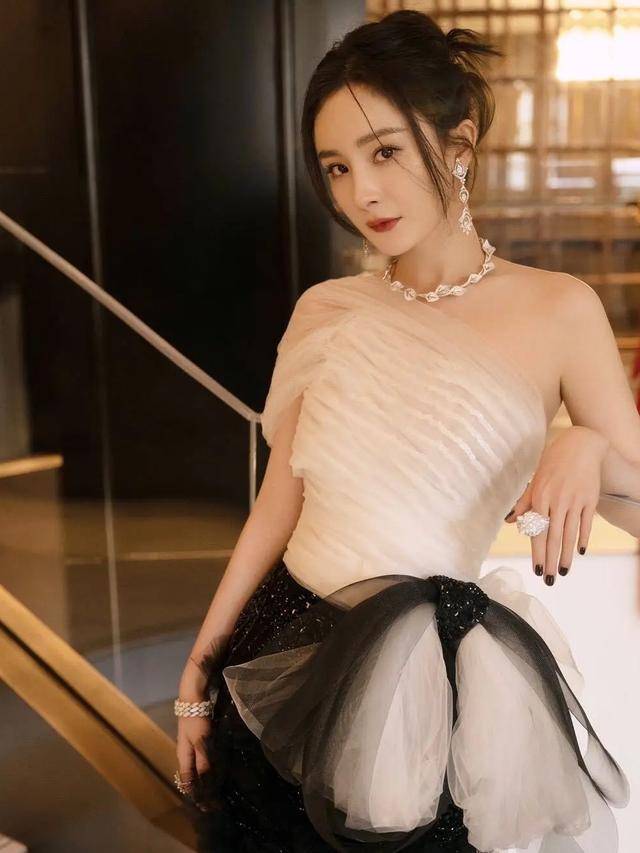 赵丽颖 微博之夜女星造型：赵丽颖穿奢牌，金晨红裙艳压，鞠婧祎腰细瞩目！