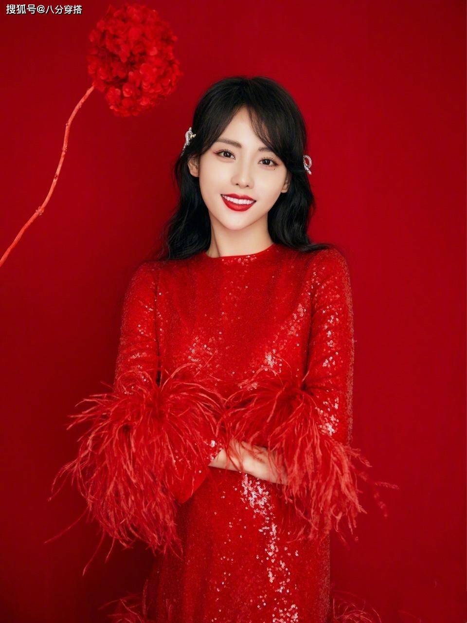 胸口 张嘉倪气质从来不输，穿紫色缎面裙，竟然在前面挖了个洞，真绝了