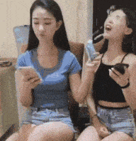 開心一刻：在男友家正摟著看電視，忽然聽到門鎖響，我被嚇了一大跳… 搞笑整蠱 第3张