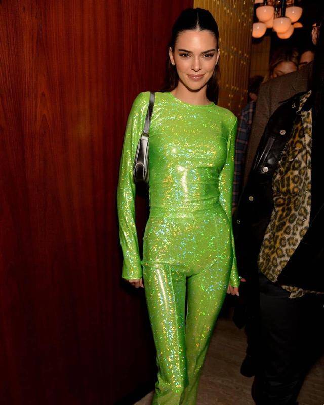 詹娜 肯达尔.詹娜的私服穿搭太低调，卫衣配短裤简约随性，舒适自然