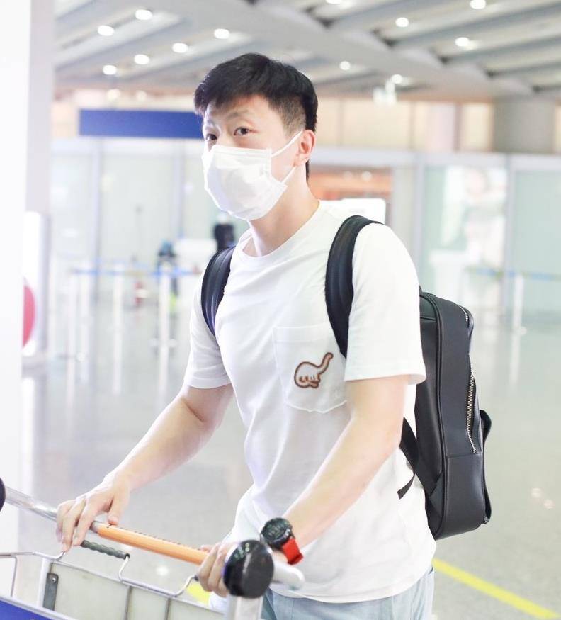 网友 奥运冠军马龙拍大片,被长款大衣压低身高,网友吐槽看不懂时尚