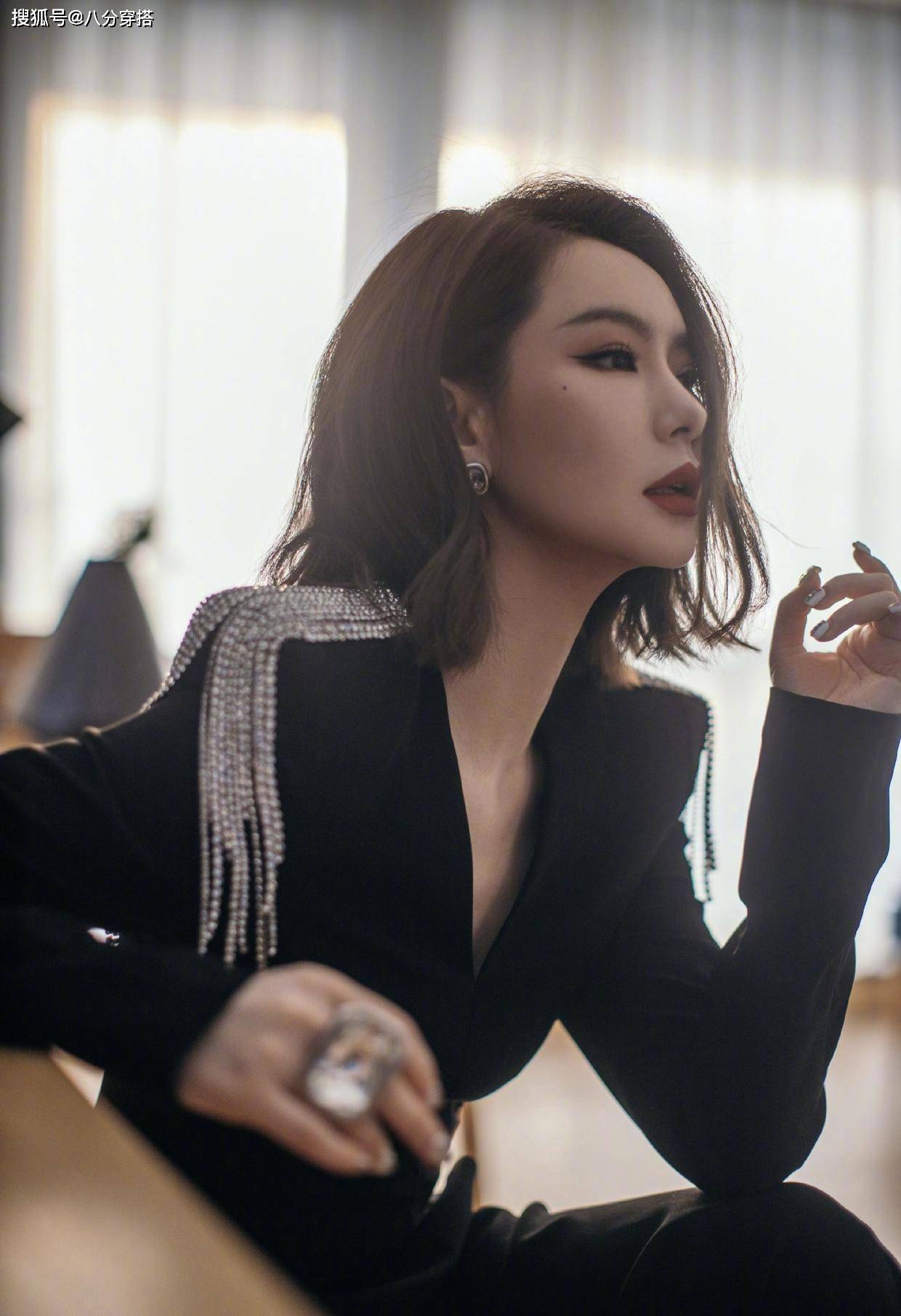 身材 戚薇太有“老板娘”气场，一袭垫肩黑裙酷飒十足，原装五官就是美