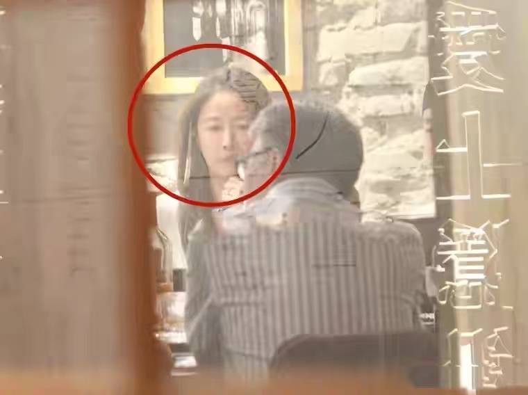 贾静雯 贾静雯庆47岁生日超排面!林心如霍建华到场,T恤穿好几年太寒酸