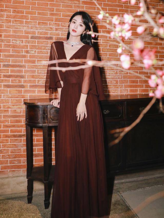 赵丽颖 微博之夜女星造型:赵丽颖穿奢牌,金晨红裙艳压,鞠婧祎腰细瞩目!