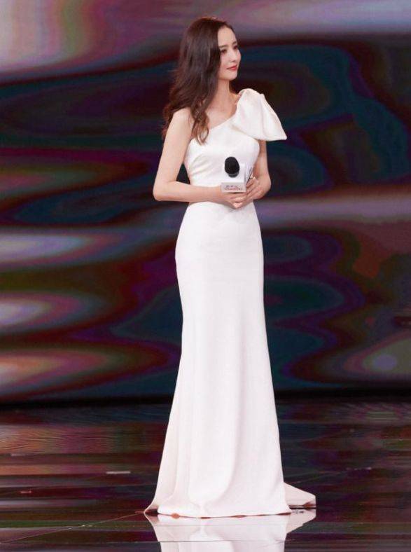 黑色 佟丽娅离婚后更敢穿，绿色针织开衫配露脐装走机场，时髦似大学生