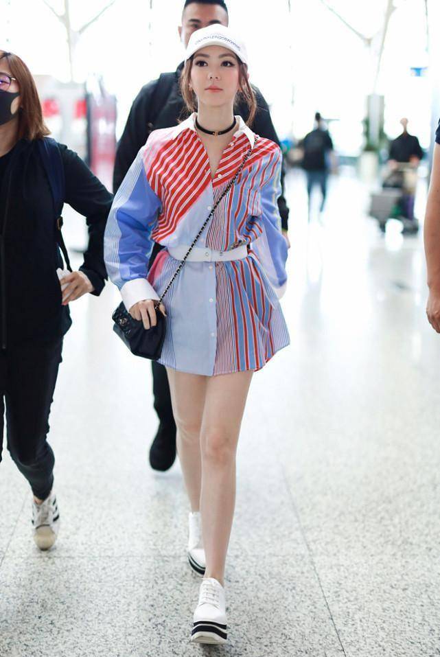显得 邓紫棋太会修饰身形，穿上条纹的服装，小个子也能变大长腿