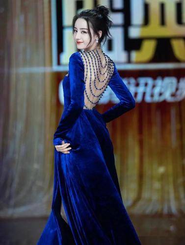 进行新依美祛痘：女明星露背走红毯绝美！可为什么你背上却总长痘？