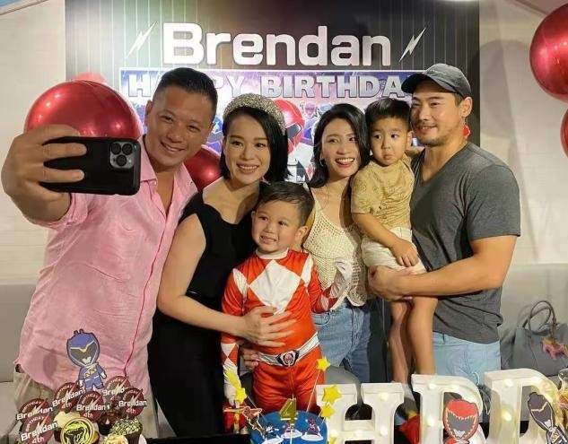 长子 胡杏儿一家为长子庆生，她打扮隆重发际线却堪忧，老公越老越帅气