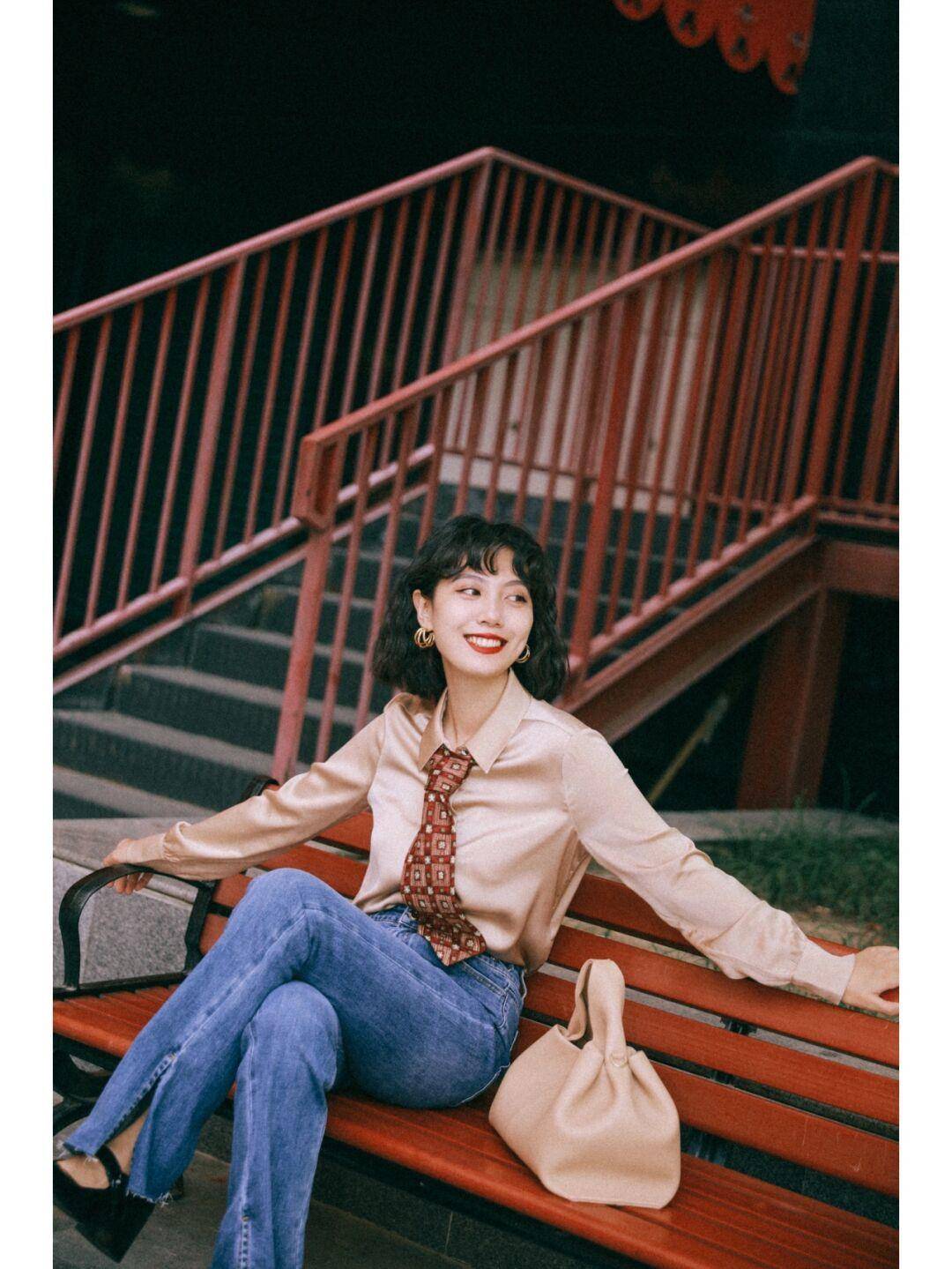 适用性 牛仔裤怎么搭配才时髦？搭配西服和衬衫，让你美出新高度，超漂亮