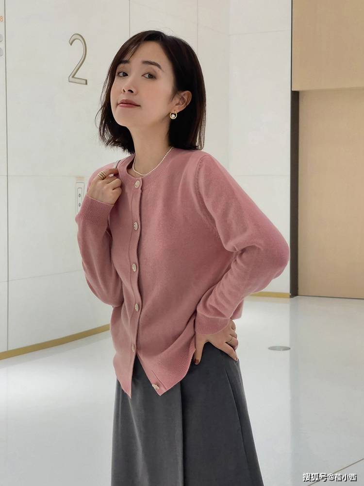 颜色 秋天怎样穿才优雅?搭配公式“针织衫+半身裙”,高级感扑面而来