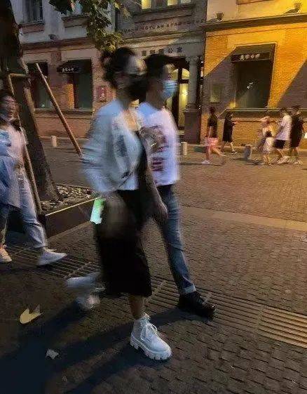 感觉章子怡没有打针的脸，开始下垂有了皱纹，这就是真实的45岁！