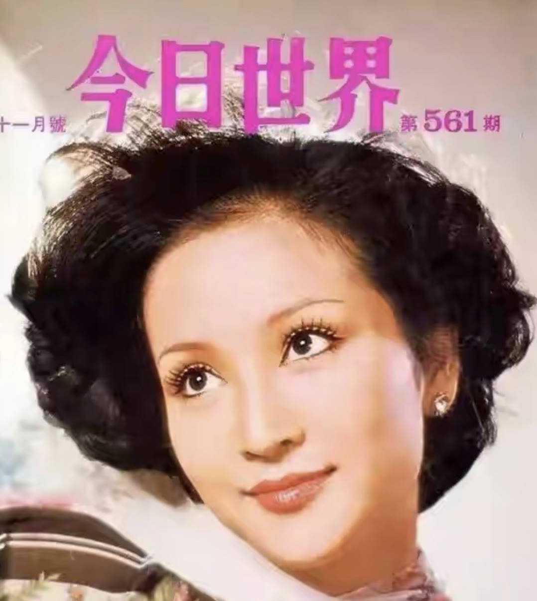 配饰 狄波拉与赌王四太同框，穿印花裙气场强大，对得起“港姐”称号