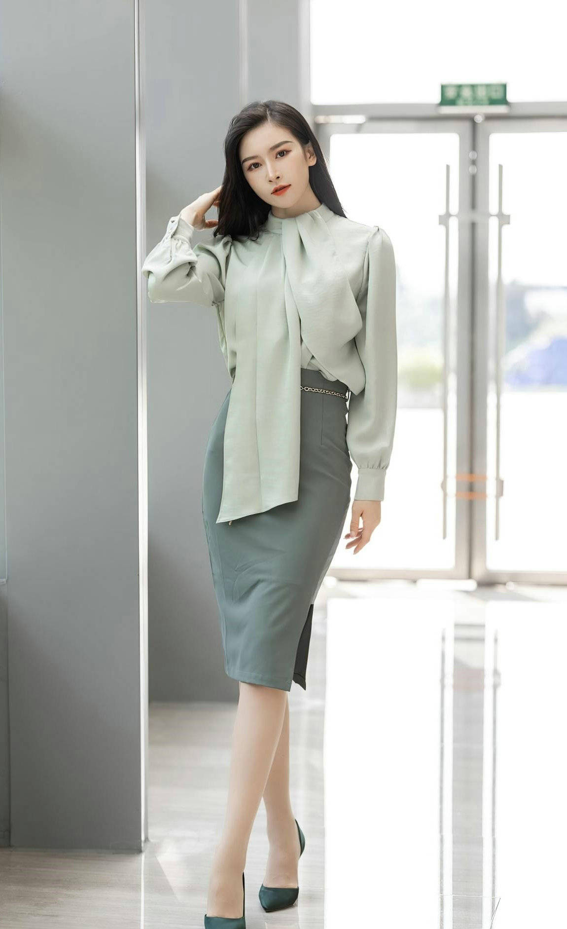 血色 选择一些品质感较高的基础款服装，优雅效果会更好