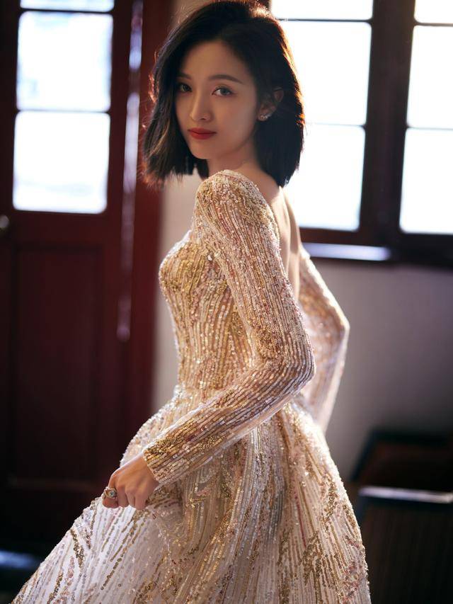 赵丽颖 微博之夜女星造型:赵丽颖穿奢牌,金晨红裙艳压,鞠婧祎腰细瞩目!