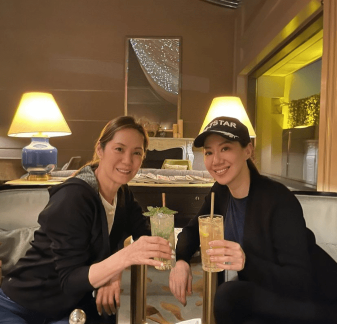 黑色 汪诗诗妈妈庆生照,穿黑色打底碎花裙优雅贵气,能给女婿当妹妹了