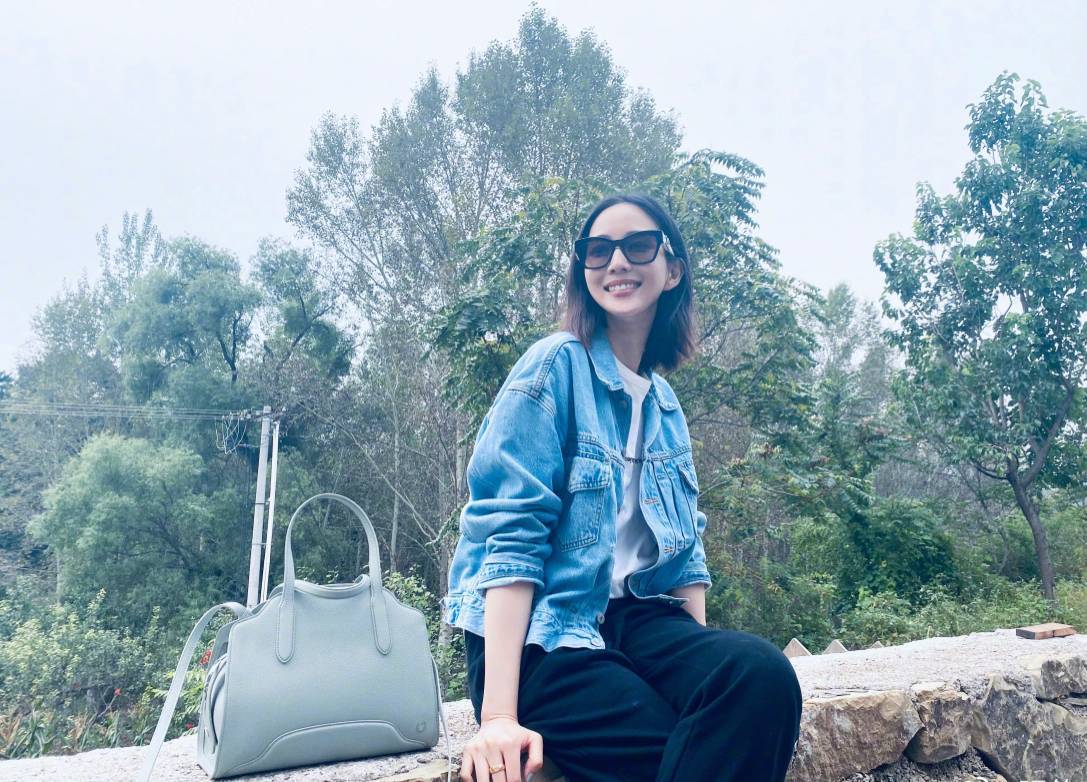效果 张钧甯不愧为真女神，穿牛仔外套超时髦，打扮简单却难掩高级感