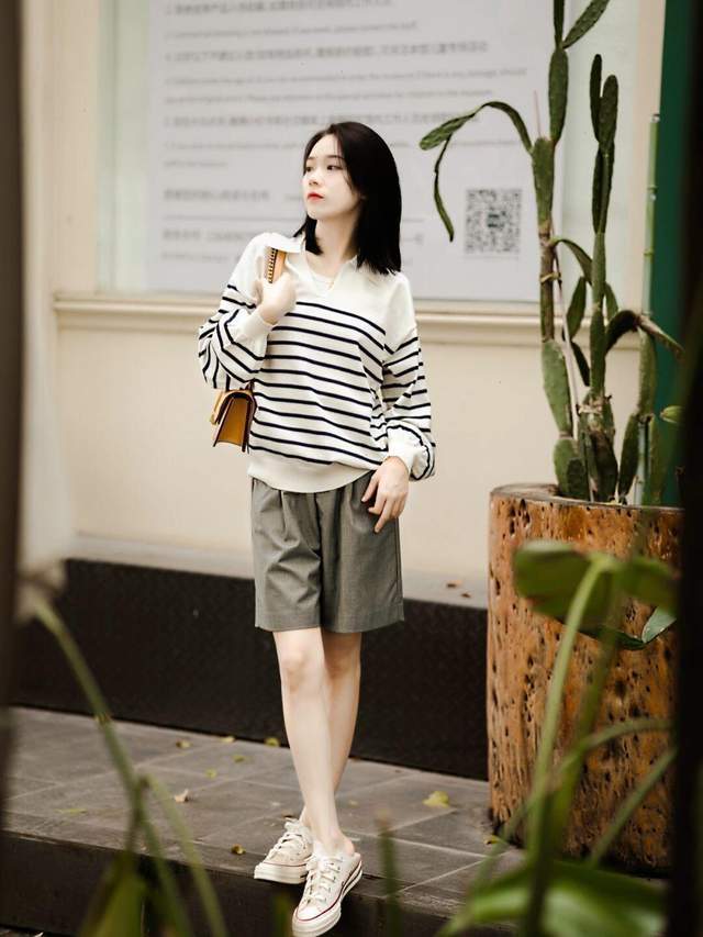 黑色 普通人也适合穿的风格，棕色衬衫+黑色牛仔裤，保暖又时尚