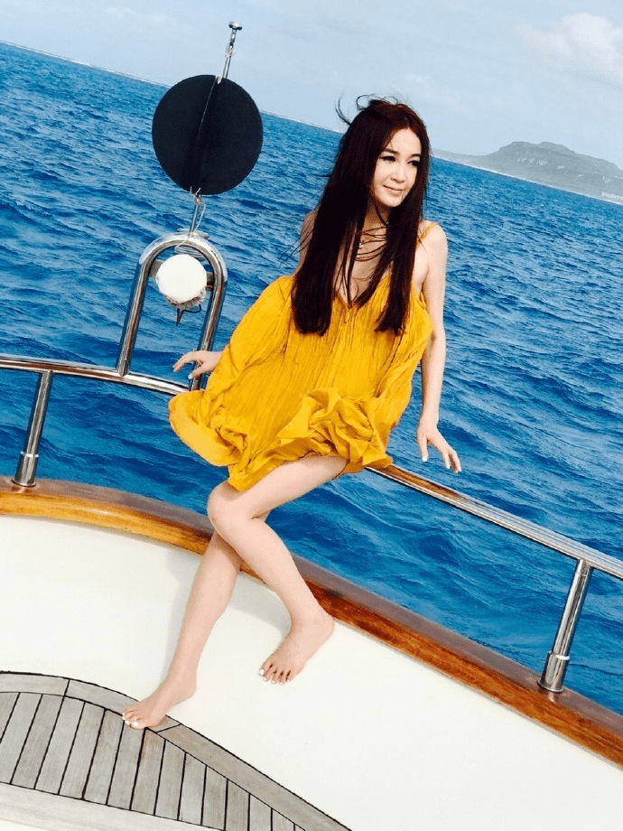 一身 温碧霞年过半百不服老，穿红裙华丽性感，美得太惊艳！