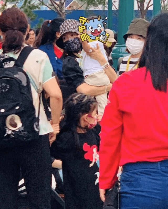感觉章子怡没有打针的脸，开始下垂有了皱纹，这就是真实的45岁！