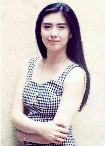 年代 忘不了蓝洁瑛的喇叭裤，黎姿的露肩装，这些经典的时尚都可以复制